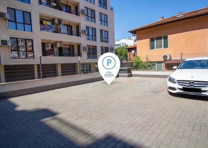 Domus Amber With Parking شقة